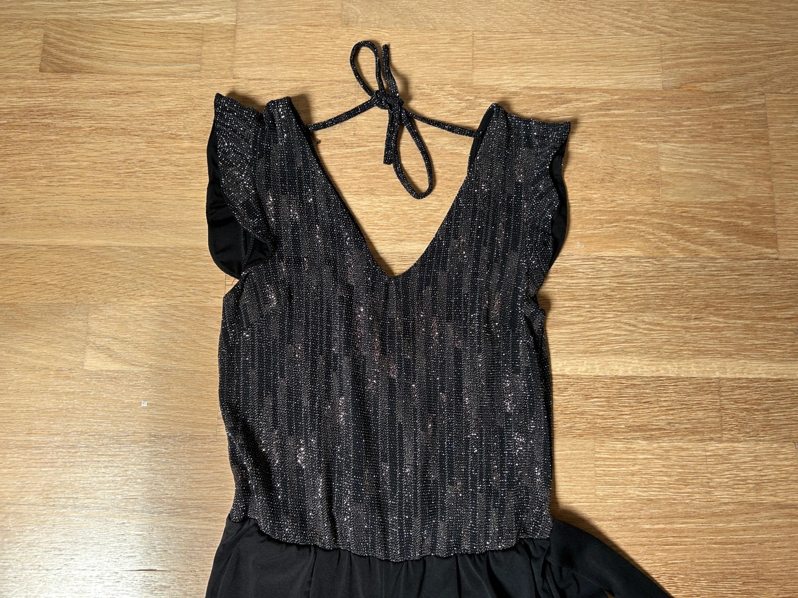 Jumpsuit preto festivo com decote em V e brilhos – photo 2